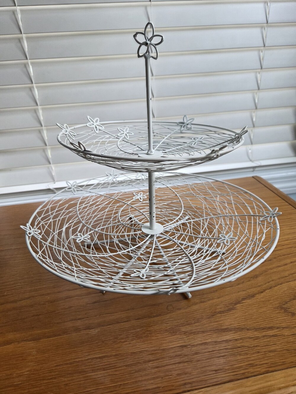 Tag Bouquet Two Tier White Metal Server